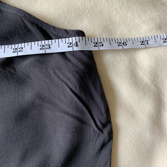 Two VGUC sleeveless blouses - Picture 4 of 7